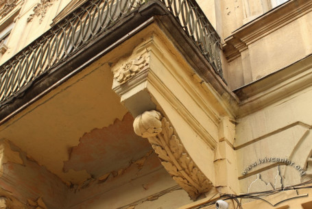 Vul. Lychakivska, 3. 2nd floor balcony's console