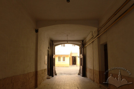 Vul. Lychakivska, 3. Passageway to the courtyard
