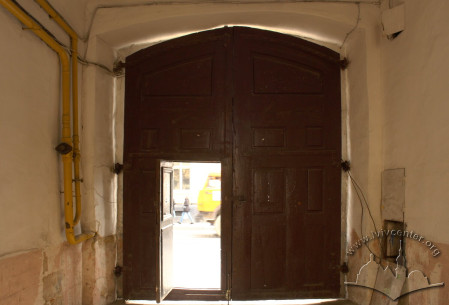 Vul. Lychakivska, 3. The entrance gate, a view from the inside