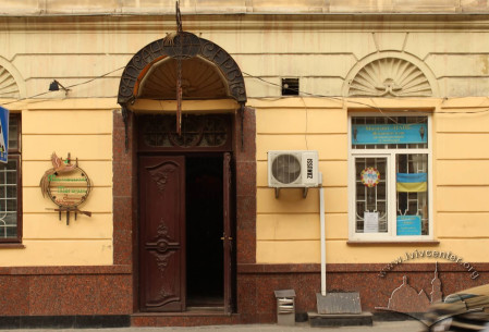 Vul. Lychakivska, 3. A lateral entrance – to a shop