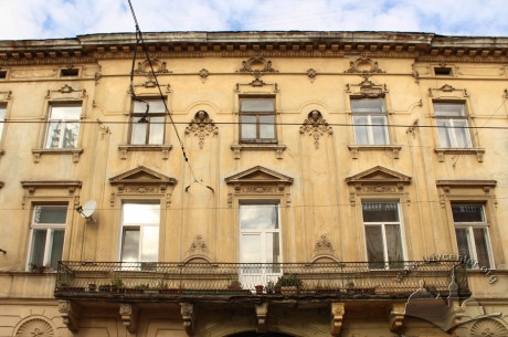 Vul. Lychakivska, 3. A part of the main facade