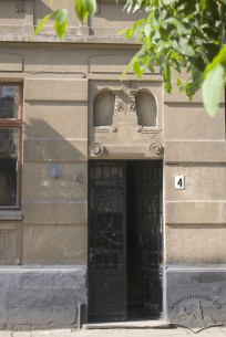 Vul. Bohomoltsia, 4. The main entrance
