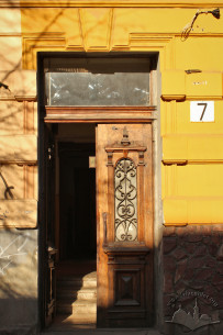 Вул. Левицького, 7. Головний вхід з автентичними дверима