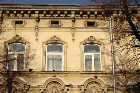 Вул. Левицького, 7. Вікна 3-го поверху
