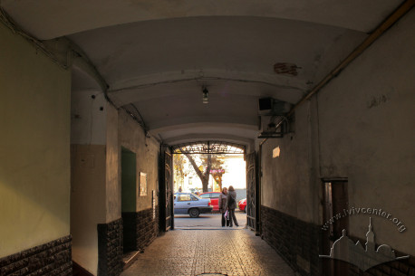 Вул. Левицького, 4. Проїзд
