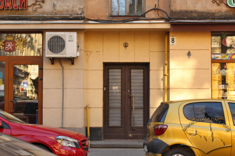 Вул. Левицького, 8. Головний вхід