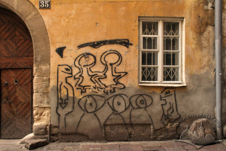 Вул. Вірменська, 35. Вікно 1-го поверху (столярка сер. ХІХ ст.) та фрагмент брами зліва