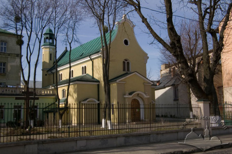 Вул. Залізняка, 11. Вигляд колишнього костелу зі сходу