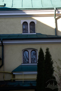 Вул. Залізняка, 11. Біфорії на бічному фасаді храму