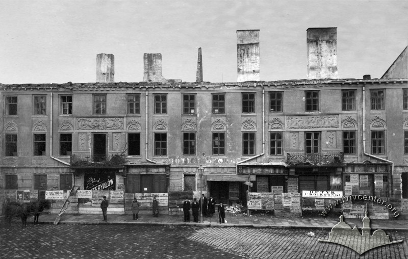 Пл. Міцкевича, 1 – готель "Під трьома гаками", "Російський" (не існує)