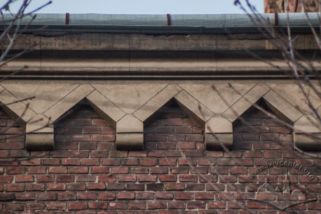 Vul. Vyshenskoho, 11. Decorative blind arcade and cornice on top of the facade