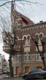 Vul. Vyshenskoho, 11. East facade