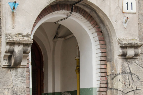 Vul. Vyshenskoho, 11. Detail of the entrance