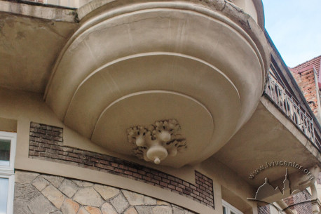 Vul. Vyshenskoho, 11. Detail of the bay window construction
