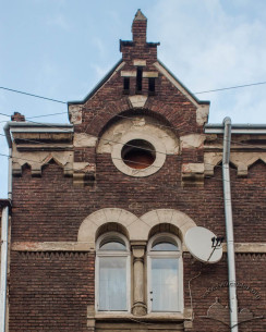 Vul. Vyshenskoho, 11. A typically Neogothic gable (wimperg) with a circular atiic window, and a biforium of the third floor