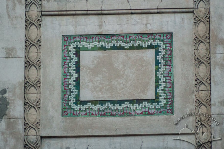 Vul. Vyshenskoho, 15. Ceramic tiles between second and third floor windows