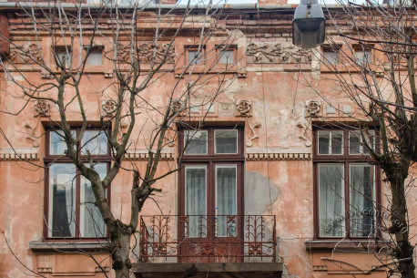 Vul. Vyshenskoho, 20. Windows and balcony on the second floor