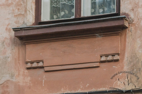 Vul. Vyshenskoho, 20. Plasterwork below a second floor window
