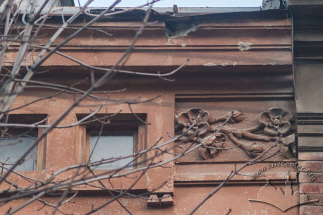 Vul. Vyshenskoho, 20. Entablature. The frieze has plaster flowers on a textured surface, and attic windows