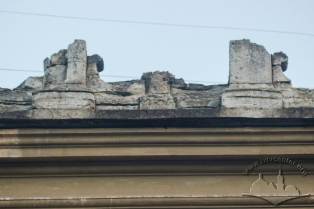 Vul. Vyshenskoho, 22. Remains of the Neorenaissance stone attic