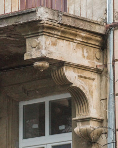 Vul. Vyshenskoho, 22. Decorative corbel of the balcony, made of artificial stone (likely, roman cement)