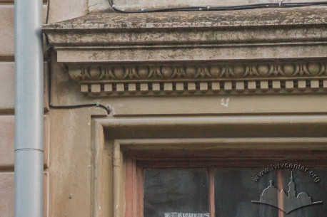 Vul. Vyshenskoho, 22. Cornice above the main entrance