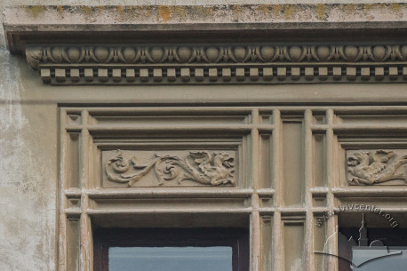 Vul. Vyshenskoho, 22. Neogothic window trimming on the 2nd floor, with an arabesgue-friffin bas-relief