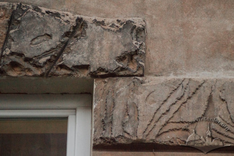 Vul. Vyshenskoho, 9. Detail of the stone-like texture