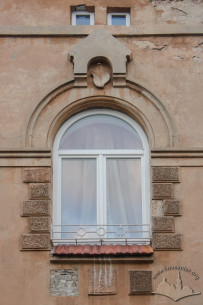 Vul. Vyshenskoho, 9. The central window on the second floor