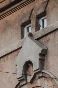 Vul. Vyshenskoho, 9. Decorative gable (wimperg) above a window on the second floor