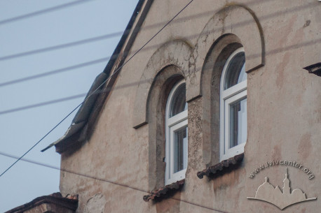 Vul. Vyshenskoho, 9. A gable window which is a stylized Neoromanesque biforium.