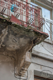 Vul. Vyshenskoho, 13. Detail of a lateral balcony showing a metal contruction and artificial stone (probably roman cement) as decorative feature