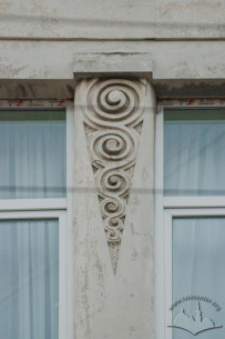Vul. Vyshenskoho, 13. Scrollworks between third floor windows