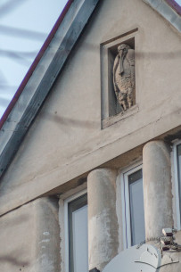 Vul. Vyshenskoho, 13. Third floor windows and a gable with a pelican figure