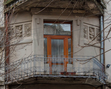 Vul. Vyshenskoho, 13. A second floor corner balcony