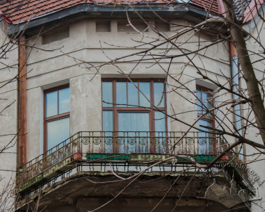 Vul. Vyshenskoho, 13. A third floor corner balcony