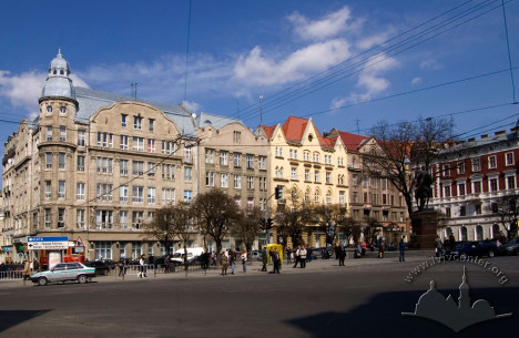 Вул. Валова, 11. Будинок в оточуючій забудові