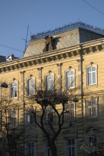 Вул. Валова, 4. Фрагмент фасаду з боку пл. Галицької