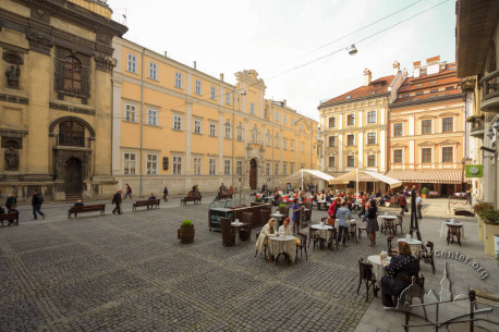 Pl. Yavorskoho. On the place occupied by tables, monument to hetman Stanisław Jabłonowski used to stand. On the background, the former Jesuit church and collegium on vul. Teatralna