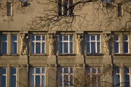 Вул. Валова, 9. Атланти і каріатиди в рівні 5-го пов. що уособлюють мистецтва та ремесла