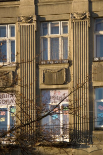 Вул. Валова, 9. Фрагмент фасаду в рівні 3-4-го пов.
