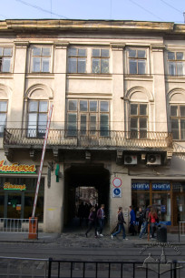 Вул. Дорошенка, 6. Фрагмент головного фасаду з в'їзною брамою