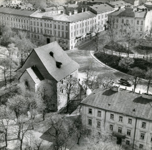 Gunpowder Tower and a fragment of the Grammar School building in the 1970s-1980s