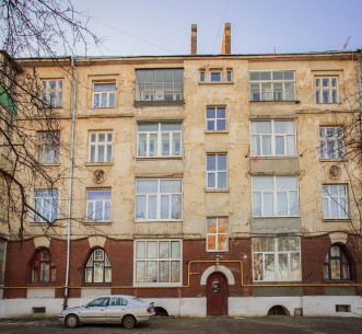 Vul. Promyslova, 31. Building constructed for tram depot workers. Part of the principal facade