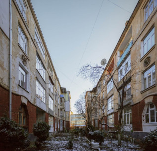 Vul. Promyslova, 31-33. Buildings constructed for tram depot workers. The courtyard between the buildings