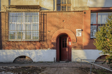 Vul. Promyslova, 31. Building constructed for tram depot workers. One of the side entrances