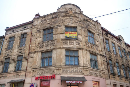 Vul. Khmelnytskoho, 169. Corner part of the building, the former Krampner's townhouse