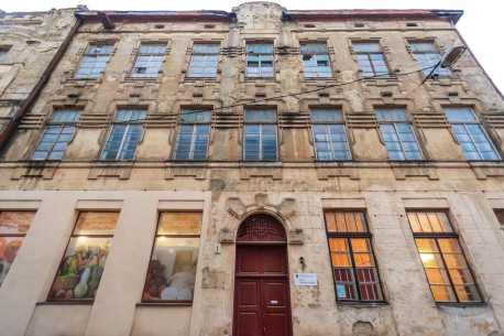 Vul. Khmelnytskoho, 169. Side facade of the former Krampner's townhouse – on the side of vul. Zustrichna