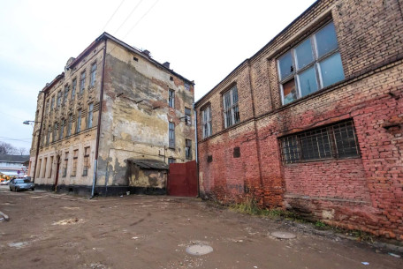 Vul. Khmelnytskoho, 169. View of the former Krampner's townhouse from vul. Zustrichna