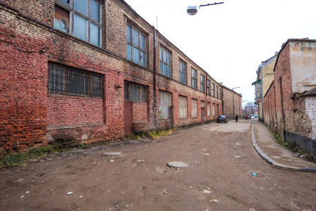 Former industrial buildings behind the townhouse, on vul. Zustrichna
